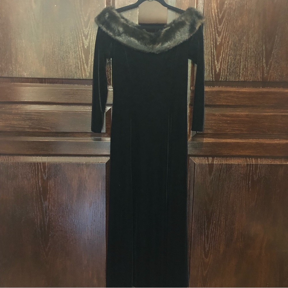 CACHET Black stretch velvet with black brown colored fur collar